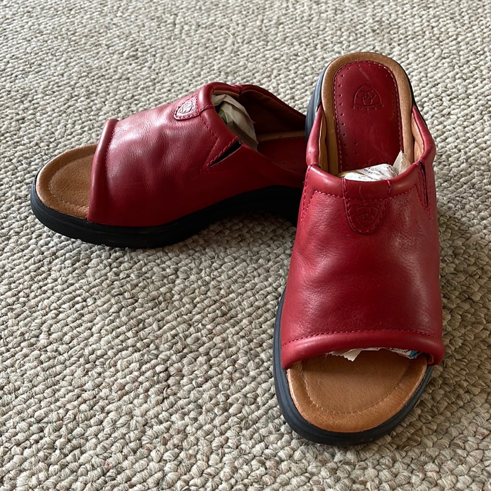 BNWOT, Ariat Bridgeport Slides. Red. Size 9